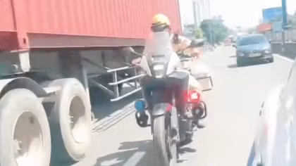 CSGT dẫn đường cho ô tô đưa thai phụ đến bệnh viện kịp thời 