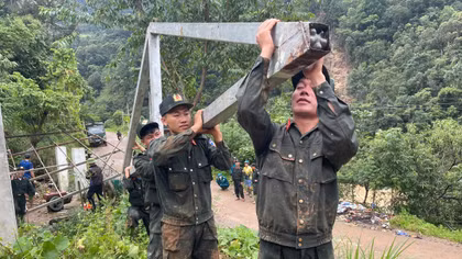 Cảnh sát cơ động giúp dân vùng lũ Sơn La 