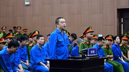 Cựu Viện trưởng nhận hối lộ hơn 8 tỷ đồng, để vợ “can thiệp” việc cơ quan 
