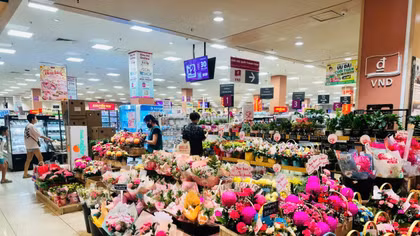 Hoa tươi tăng giá, quà tặng "sale khủng" dịp lễ 20/10