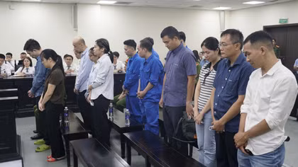 Xét xử nhóm cựu cán bộ Hải quan nhận hối lộ tiền tỷ 