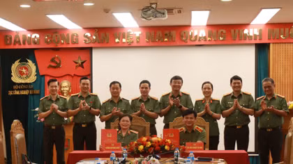 Ứng dụng tiến bộ khoa học công nghệ an ninh và phát triển công nghiệp an ninh