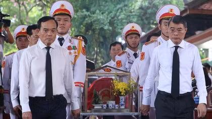 Thủ tướng Lê Minh Hưng cùng các vị lãnh đạo thực hiện nghi thức di quan hài cốt liệt sĩ.