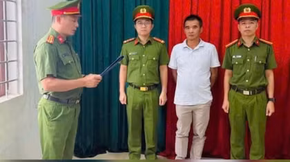 Khởi tố đối tượng đổ hàng trăm tấn chất thải rắn gây ô nhiễm môi trường