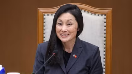Tân Đại sứ Hoa Kỳ khởi đầu nhiệm kỳ bằng ly cà phê Việt và dạo bộ Hồ Gươm