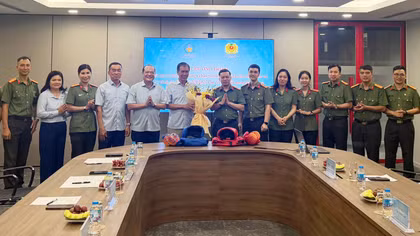 Bàn giao dụng cụ tập luyện cho Câu lạc bộ Võ thuật ứng dụng CAND
