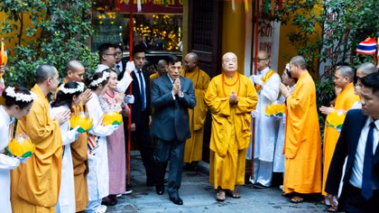 Nhà vua Thái Lan và Hoàng hậu dự lễ cầu an tại chùa Quán Sứ