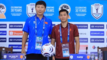 HLV Kim Sang Sik và cầu thủ Hai Long tại buổi họp báo trưa 6/8.