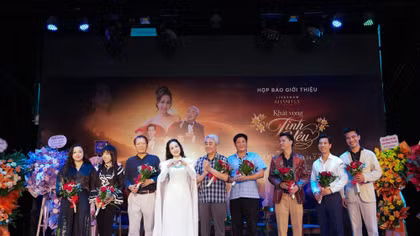 Liveshow của ca sĩ Nguyễn Khánh Ly còn có sự góp mặt của những nghệ sĩ tên tuổi và nhiều người bạn nghề thân thiết. Ảnh: Bình Quách 