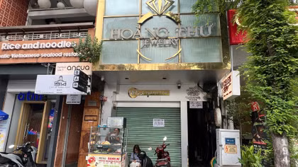 Vì sao loạt cửa hàng kim cương tại TP Hồ Chí Minh ngưng giao dịch? 