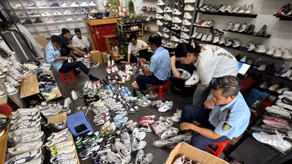 Khi hàng giả ẩn mình dưới những nhãn mác sang trọng, đắt tiền 