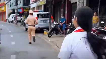 Một thí sinh đến nhầm điểm thi vào lớp 10 được CSGT kịp thời hỗ trợ 