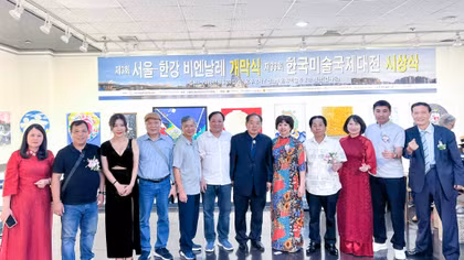 Chủ tịch Hiệp hội Giao lưu Mỹ thuật quốc tế Hàn Quốc Kim Jung Taek và các nghệ sĩ Việt Nam tại triển lãm 