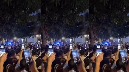 Chiều 6/8, việc công an xuất hiện tại nhà Bùi Xuân Huấn đã thu hút nhiều người quay phim, phát trực tiếp qua mạng xã hội 