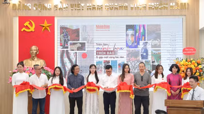 Ban tổ chức cắt băng khai mạc triển lãm