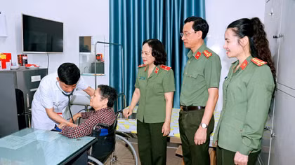 1.300 người dân được khám, chữa bệnh, phát thuốc miễn phí