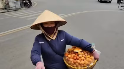 Xử phạt người bán hàng rong phố cổ “chém” 10 bánh rán giá 430.000