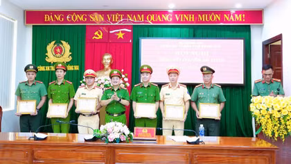 Khen thưởng các tập thể, cá nhân phá chuyên án mua bán dữ liệu cá nhân 