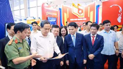 Chủ tịch Quốc hội Trần Thanh Mẫn và các đồng chí lãnh đạo xem ấn phẩm Báo CAND số đặc biệt.