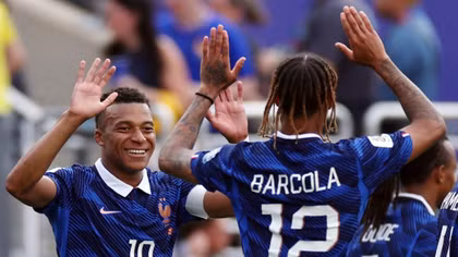 Lập kỷ lục, Mbappé bắt kịp Messi