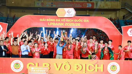 CLB Công an Hà Nội "mở hội" ăn mừng chiến thắng tại sân Hàng Đẫy