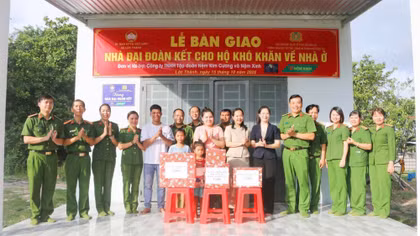Trao Nhà đại đoàn kết cho 2 gia đình khó khăn ở Đồng Nai
