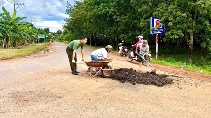 Công an xã vá đường để nhân dân đi lại an toàn