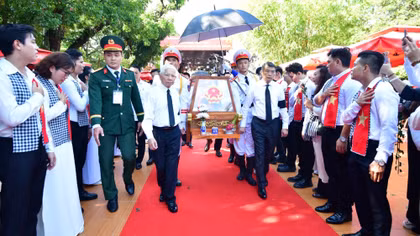 Hàng ngàn người dân tiễn đưa 731 liệt sĩ về nơi an nghỉ