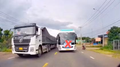 Xử phạt tài xế ô tô khách vượt xe như bão trên Quốc lộ 20
