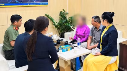 Cụ bà 72 tuổi bị lừa đảo khi quen đối tượng trên ứng dụng hẹn hò