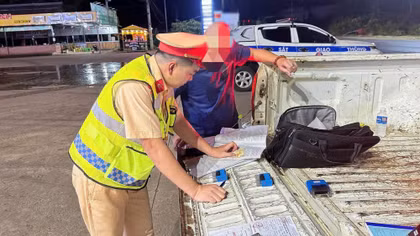 CSGT Đồng Nai phạt 105 triệu đồng xe nhồi nhét khách