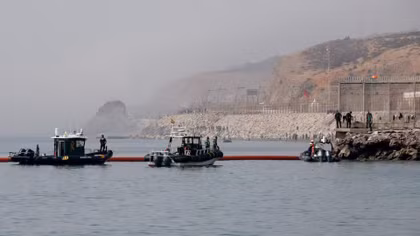 Tây Ban Nha dựng rào chắn trên biển sau làn sóng di cư ở Ceuta