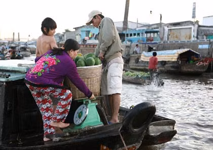 Cân và mua bán ngay trên thuyền.