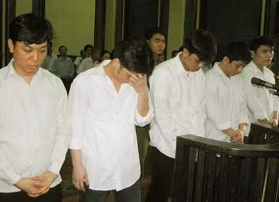 Đỗ Hữu Cầu (thứ hai từ phải sang) và đồng bọn tại tòa.