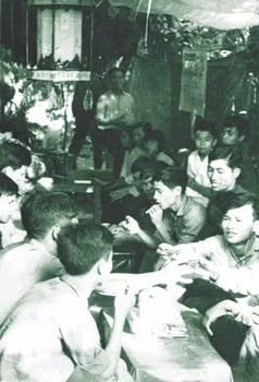 Đón giao thừa tại căn cứ An Phước - Bến Tre (năm 1973).