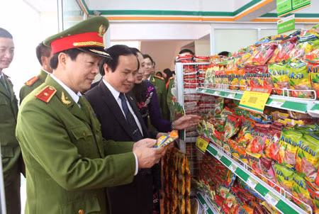 Thiếu tướng Nguyễn Xuân Yêm cùng các đại biểu tham quan mô hình tiện ích Hapro.