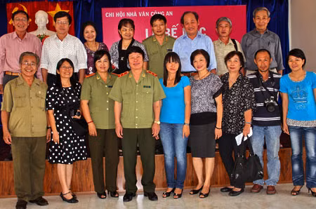 Trung tướng, nhà văn Hữu Ước cùng các nhà văn, đại biểu tại lễ bế mạc Trại viết Nha Trang - Khánh Hòa (10/2011).