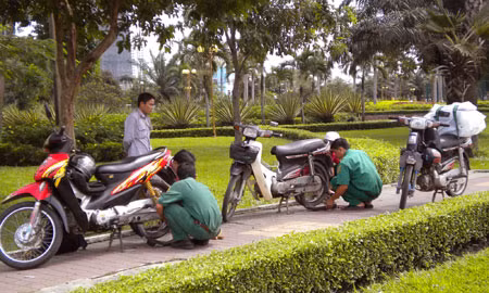 Lực lượng thanh niên tình nguyện ra đường hỗ trợ người bị nạn vá xe miễn phí để đối phó với “đinh tặc”.