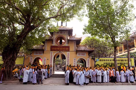 Từ sáng sớm, hàng nghìn Chư tôn đức Tăng Ni, Phật tử thập phương đã về dự Lễ viếng.