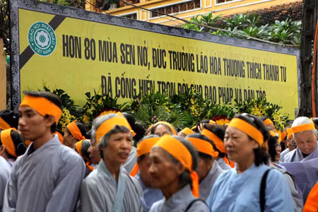 Những lời tri ân sâu sắc đối với Đại lão Hòa thượng bên ngoài Trụ sở Trung ương Giáo hội Phật giáo Việt Nam.