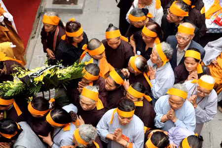 Xếp hàng vào viếng.