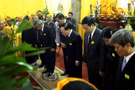 Chủ nhiệm Ủy ban Kiểm tra Trung ương Ngô Văn Dụ tới viếng…