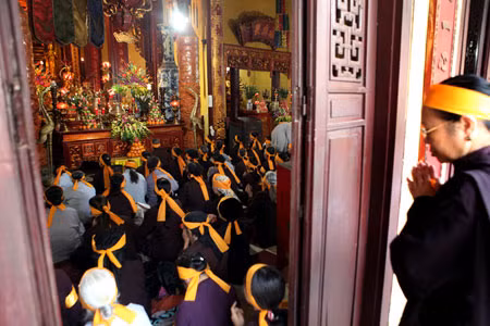 Những phật tử chưa tới lượt vào viếng làm lễ ở gian ngoài.