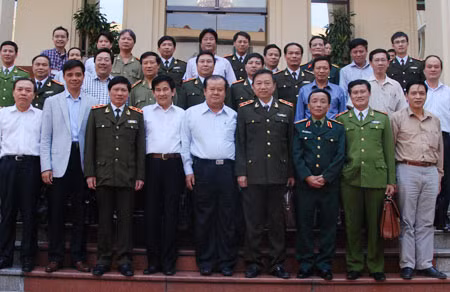 Trung tướng Tô Lâm, Ủy viên TW Đảng, Thứ trưởng Bộ Công an, Phó trưởng Ban soạn thảo dự án Luật Phòng, chống khủng bố và các thành viên Ban soạn thảo dự án. Ảnh: Nguyễn Hưng.