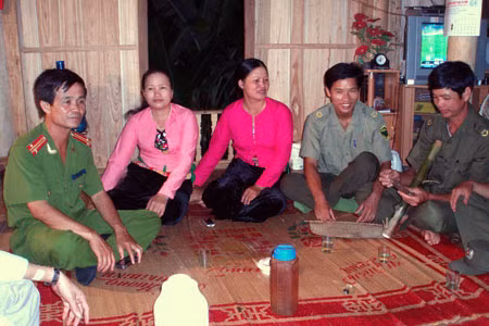 Trung tá Cấn Xuân Thụy (ngoài cùng bên phải) đến với đồng bào dân tộc Mường.