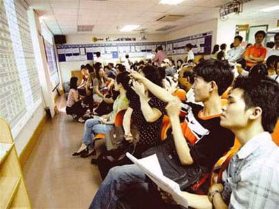 Việc hoàn thiện khung pháp lý đối với thị trường chứng khoán là yêu cầu cấp bách trong giai đoạn hiện nay.