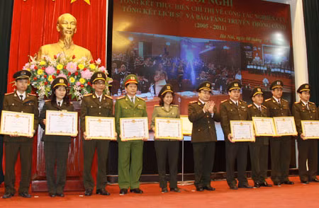 Trung tướng Bùi Quang Bền, Ủy viên Trung ương Đảng, Thứ trưởng Bộ Công an trao Bằng khen của Bộ Công an tặng các tập thể và cá nhân có thành tích xuất sắc trong công tác nghiên cứu lịch sử, bảo tàng truyền thống CAND. Ảnh: Công Gôn.