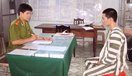 Một trong những tên trộm đang khai nhận tại cơ quan điều tra.