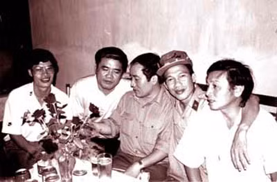 Các nhà văn, nhà thơ gắn bó với Văn nghệ Công an từ ngày đầu thành lập. Từ trái qua: Tổng Biên tập - nhà văn Hữu Ước, nhà văn Nguyễn Khắc Trường, nhà thơ Trần Đăng Khoa, nhà thơ Trần Anh Thái và nhà thơ Trần Ninh Hồ.