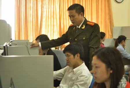 Các phóng viên, BTV gấp rút chuẩn bị cho ngày phát sóng truyền hình Công an nhân dân.